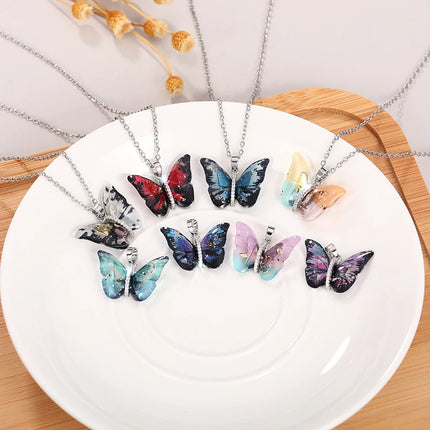 Collana con Ciondolo a Farfalla Huitan per Donne, Accessorio Moda per Feste e Uso Quotidiano, Gioiello Versatile con Zirconi Brillanti