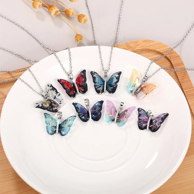 Collana con Ciondolo a Farfalla Huitan per Donne, Accessorio Moda per Feste e Uso Quotidiano, Gioiello Versatile con Zirconi Brillanti