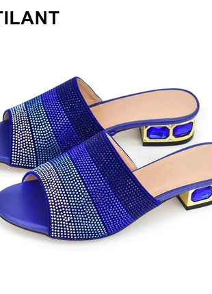 Ultime scarpe da donna Décolleté di cristallo con strass di lusso 2024 Pantofole di nuova moda Sandali Party Tacchi bassi Eleganti scarpe da donna italiane