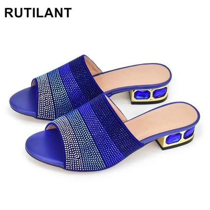 Ultime scarpe da donna Décolleté di cristallo con strass di lusso 2024 Pantofole di nuova moda Sandali Party Tacchi bassi Eleganti scarpe da donna italiane