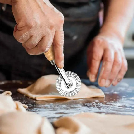 Multifunctional Manual Pizza Lace Rolling Wheel Handheld Zinc Alloy Pie Embossed Edge Cutter Wooden Handle Pasta Mold Cookie