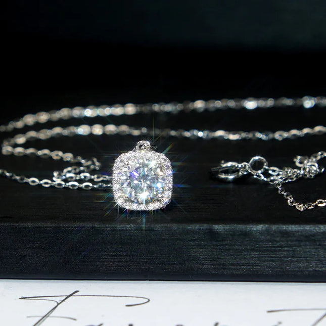 Collana con ciondolo da donna Huitan color argento, a forma di cuscino, accessori per feste di matrimonio, gioielli alla moda con zirconi cubici brillanti intarsiati