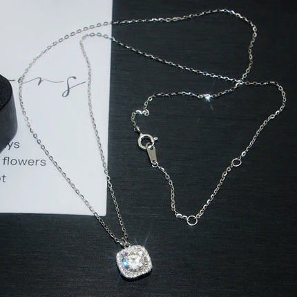 Collana con ciondolo da donna Huitan color argento, a forma di cuscino, accessori per feste di matrimonio, gioielli alla moda con zirconi cubici brillanti intarsiati
