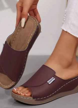 Pantofole estive con plateau morbido Donna 2025 Moda Peep Toe Zeppe Infradito Donna Scarpe da spiaggia casual con tacco medio leggero