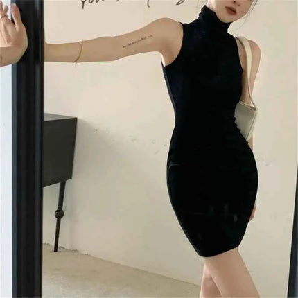 Abito estivo sexy attillato con collo alto e maniche lunghe, fondo pieghettato, abito aderente da donna