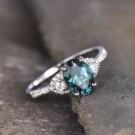 Huitan Anelli ovali blu CZ dal design semplice ed elegante da donna per la festa di anniversario, regalo per gioielli eleganti con temperamento da donna
