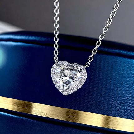 Collana con Ciondolo a Cuore Huitan per Donna, Accessorio Romantico per Matrimoni e Feste, Stile Semplice con Zirconi Brillanti, Gioiello Elegante da Donna
