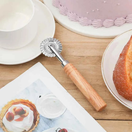 Multifunctional Manual Pizza Lace Rolling Wheel Handheld Zinc Alloy Pie Embossed Edge Cutter Wooden Handle Pasta Mold Cookie