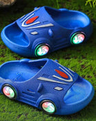 Pantofole luminose per bambini Scarpe estive per auto da cartone animato per interni Scarpe da spiaggia morbide antiscivolo per bambini Pantofole LED per bambini all'aperto di moda