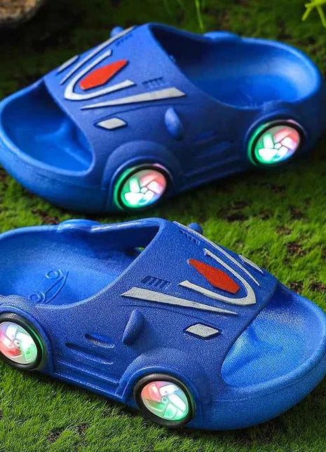 Pantofole luminose per bambini Scarpe estive per auto da cartone animato per interni Scarpe da spiaggia morbide antiscivolo per bambini Pantofole LED per bambini all'aperto di moda