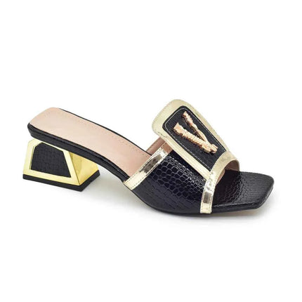 Ultimi sandali con tacco alto firmati di lusso da donna Décolleté con punta aperta Scarpe e sandali da donna in pelle verniciata decorati con applicazioni