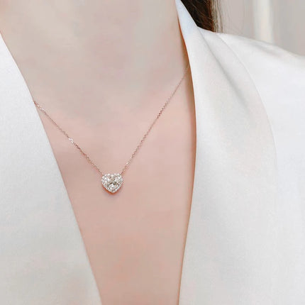 Collana con Ciondolo a Cuore Huitan per Donna, Accessorio Romantico per Matrimoni e Feste, Stile Semplice con Zirconi Brillanti, Gioiello Elegante da Donna