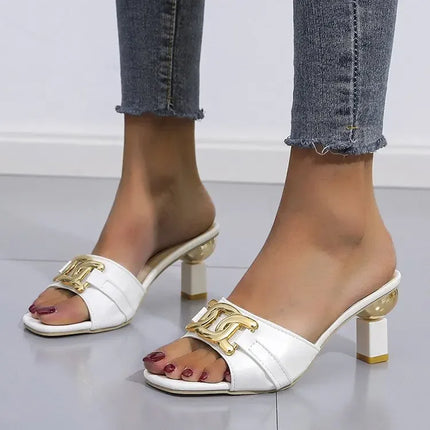 Vendita calda della stagione Sandali con tacco alto di nuova moda Catena con fibbia Radice quadrata Pantofole di grandi dimensioni Versione aggiornata in gomma da donna