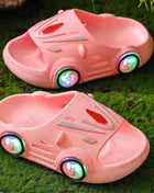 Pantofole luminose per bambini Scarpe estive per auto da cartone animato per interni Scarpe da spiaggia morbide antiscivolo per bambini Pantofole LED per bambini all'aperto di moda