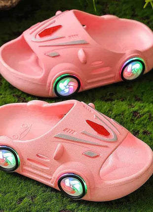 Pantofole luminose per bambini Scarpe estive per auto da cartone animato per interni Scarpe da spiaggia morbide antiscivolo per bambini Pantofole LED per bambini all'aperto di moda
