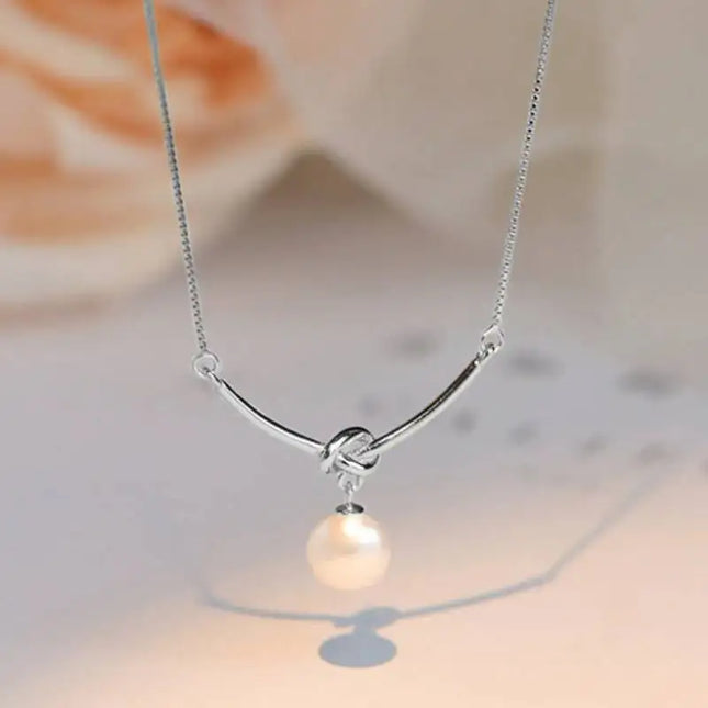 Huitan Elegante Collana con Ciondolo a Nodo per Donna, Perla Sintetica, Accessori Versatili per Matrimoni e Fidanzamenti, Gioielli di Lusso alla Moda per Signore