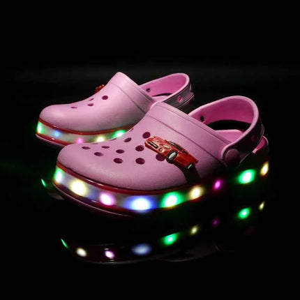 Sandali con foro per bambini estivi Scarpe con luce lampeggiante illuminate a LED Sandali da spiaggia per ragazze dei ragazzi Scarpe da ginnastica alla moda traspiranti per bambini