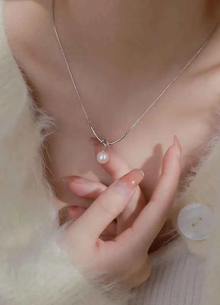 Huitan Elegante Collana con Ciondolo a Nodo per Donna, Perla Sintetica, Accessori Versatili per Matrimoni e Fidanzamenti, Gioielli di Lusso alla Moda per Signore