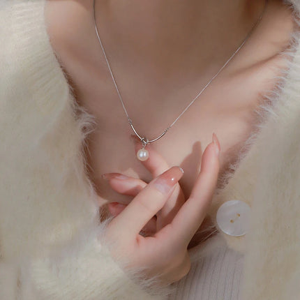 Huitan Elegante Collana con Ciondolo a Nodo per Donna, Perla Sintetica, Accessori Versatili per Matrimoni e Fidanzamenti, Gioielli di Lusso alla Moda per Signore