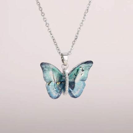 Collana con Ciondolo a Farfalla Huitan per Donne, Accessorio Moda per Feste e Uso Quotidiano, Gioiello Versatile con Zirconi Brillanti