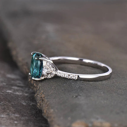 Huitan Anelli ovali blu CZ dal design semplice ed elegante da donna per la festa di anniversario, regalo per gioielli eleganti con temperamento da donna