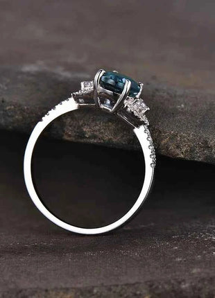 Huitan Anelli ovali blu CZ dal design semplice ed elegante da donna per la festa di anniversario, regalo per gioielli eleganti con temperamento da donna