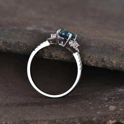 Huitan Anelli ovali blu CZ dal design semplice ed elegante da donna per la festa di anniversario, regalo per gioielli eleganti con temperamento da donna