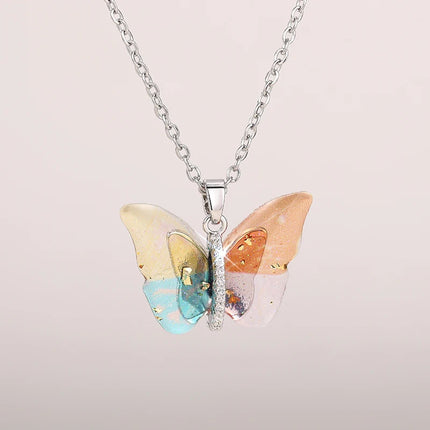 Collana con Ciondolo a Farfalla Huitan per Donne, Accessorio Moda per Feste e Uso Quotidiano, Gioiello Versatile con Zirconi Brillanti