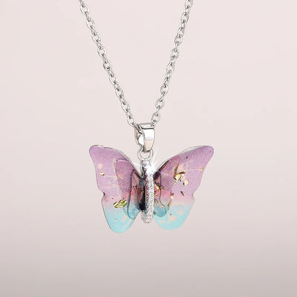 Collana con Ciondolo a Farfalla Huitan per Donne, Accessorio Moda per Feste e Uso Quotidiano, Gioiello Versatile con Zirconi Brillanti