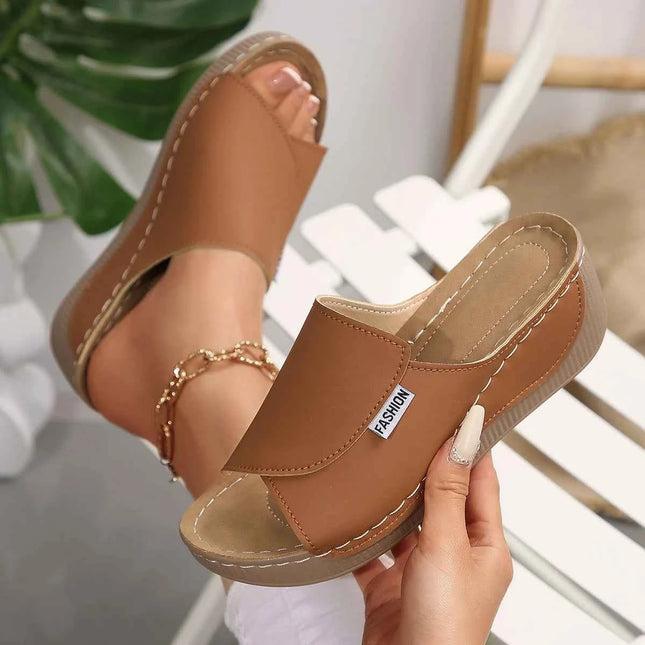 Pantofole estive con plateau morbido Donna 2025 Moda Peep Toe Zeppe Infradito Donna Scarpe da spiaggia casual con tacco medio leggero