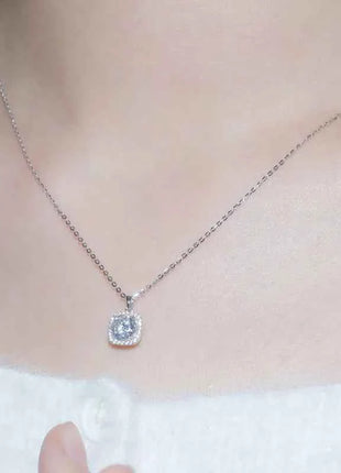 Collana con ciondolo da donna Huitan color argento, a forma di cuscino, accessori per feste di matrimonio, gioielli alla moda con zirconi cubici brillanti intarsiati