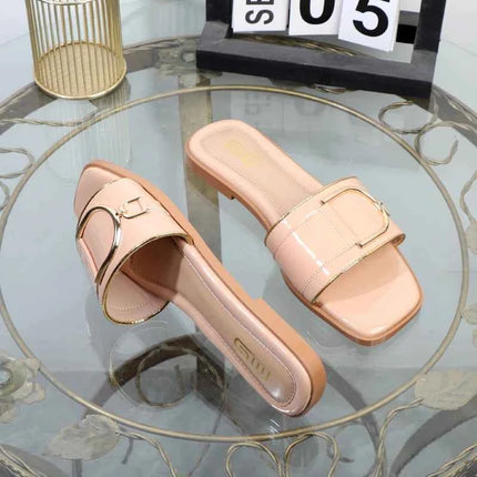 Pantofole da donna nell'estate 2025 con fondo piatto in metallo, nuova moda, punta quadrata, scarpe da donna con tacco basso all'aperto alla moda