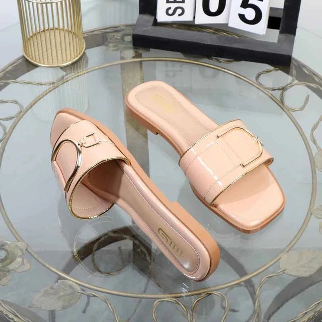 Pantofole da donna nell'estate 2025 con fondo piatto in metallo, nuova moda, punta quadrata, scarpe da donna con tacco basso all'aperto alla moda