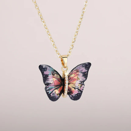 Collana con Ciondolo a Farfalla Huitan per Donne, Accessorio Moda per Feste e Uso Quotidiano, Gioiello Versatile con Zirconi Brillanti