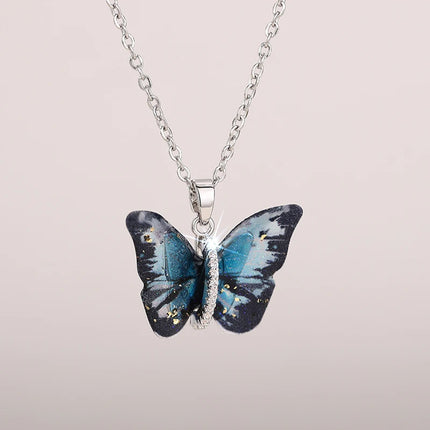 Collana con Ciondolo a Farfalla Huitan per Donne, Accessorio Moda per Feste e Uso Quotidiano, Gioiello Versatile con Zirconi Brillanti