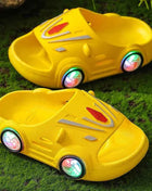 Pantofole luminose per bambini Scarpe estive per auto da cartone animato per interni Scarpe da spiaggia morbide antiscivolo per bambini Pantofole LED per bambini all'aperto di moda