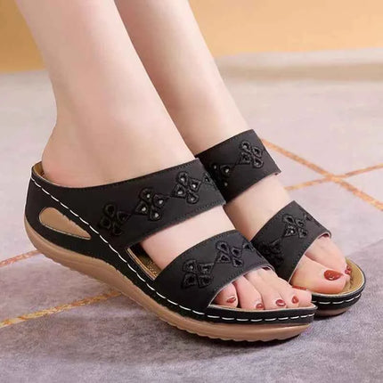 Nuove pantofole da donna ricamate fiori sandali da donna in pelle pantofole con zeppa casual leggere da esterno slip on scarpe estive da donna