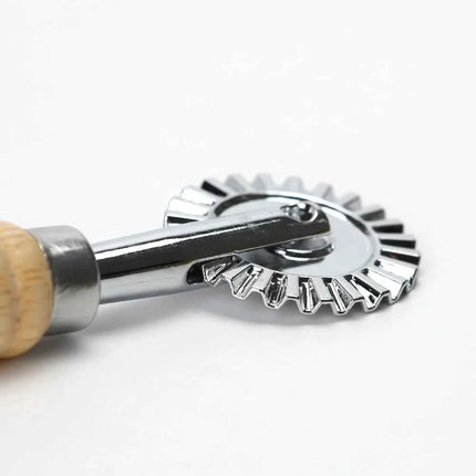Multifunctional Manual Pizza Lace Rolling Wheel Handheld Zinc Alloy Pie Embossed Edge Cutter Wooden Handle Pasta Mold Cookie