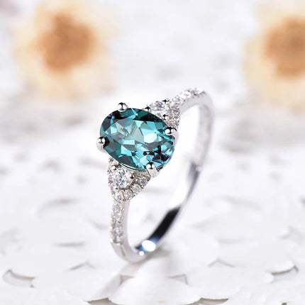 Huitan Anelli ovali blu CZ dal design semplice ed elegante da donna per la festa di anniversario, regalo per gioielli eleganti con temperamento da donna