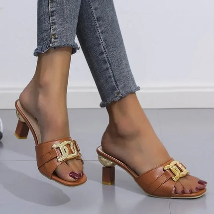 Vendita calda della stagione Sandali con tacco alto di nuova moda Catena con fibbia Radice quadrata Pantofole di grandi dimensioni Versione aggiornata in gomma da donna