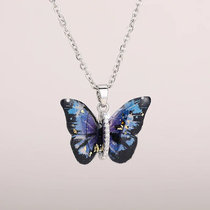 Collana con Ciondolo a Farfalla Huitan per Donne, Accessorio Moda per Feste e Uso Quotidiano, Gioiello Versatile con Zirconi Brillanti
