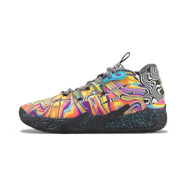 Puma MB.03 Scarpe da Basket Comode, Antiscivolo e Resistenti con Punta Arrotondata (Unisex) in Nero, Rosso e Giallo 379330-01