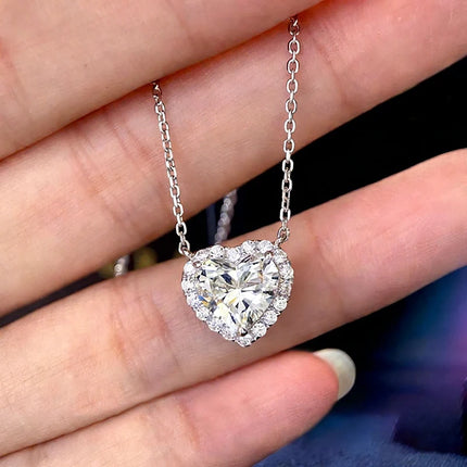 Collana con Ciondolo a Cuore Huitan per Donna, Accessorio Romantico per Matrimoni e Feste, Stile Semplice con Zirconi Brillanti, Gioiello Elegante da Donna
