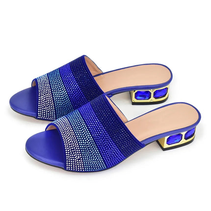Ultime scarpe da donna Décolleté di cristallo con strass di lusso 2024 Pantofole di nuova moda Sandali Party Tacchi bassi Eleganti scarpe da donna italiane