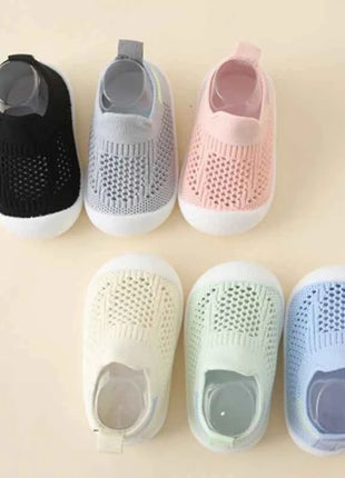 Calzini con suola morbida per bambini primavera/estate Scarpe in rete unisex Calzini da pavimento antiscivolo per bambini 0-3T Scarpe da passeggio morbide e leggere