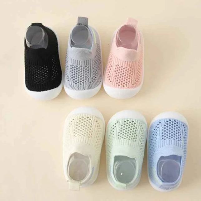 Calzini con suola morbida per bambini primavera/estate Scarpe in rete unisex Calzini da pavimento antiscivolo per bambini 0-3T Scarpe da passeggio morbide e leggere