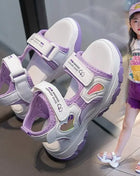 Sandali da ragazza 2025 Nuove scarpe da spiaggia principessa per bambini estivi per le vacanze Suola morbida antiscivolo Ragazze color caramello Appartamenti resistenti all'usura