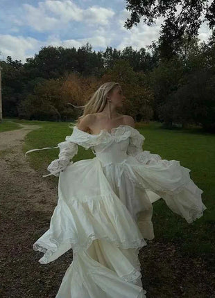 Abito da sera su misura bianco con spalle scoperte, a maniche lunghe, in organza, lunghezza al pavimento, linea ad A, modello 2026