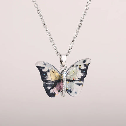 Collana con Ciondolo a Farfalla Huitan per Donne, Accessorio Moda per Feste e Uso Quotidiano, Gioiello Versatile con Zirconi Brillanti