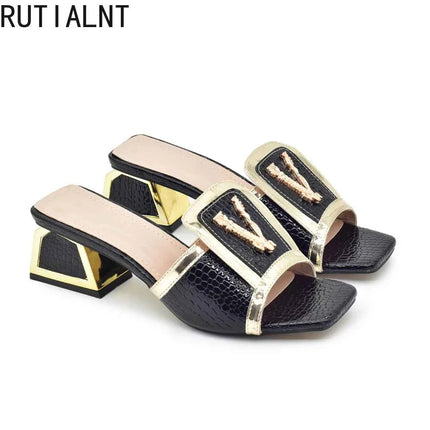 Ultimi sandali con tacco alto firmati di lusso da donna Décolleté con punta aperta Scarpe e sandali da donna in pelle verniciata decorati con applicazioni